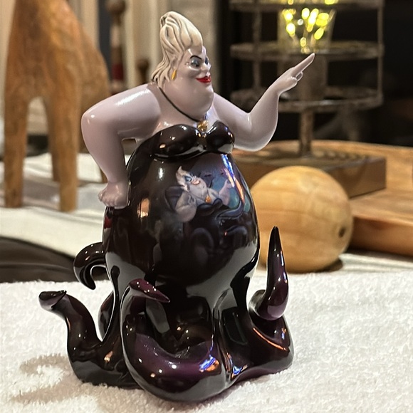 Bradford Editions, Disney Villains Heirloom Porcelain Figurines “Ursula” - Picture 9 of 16